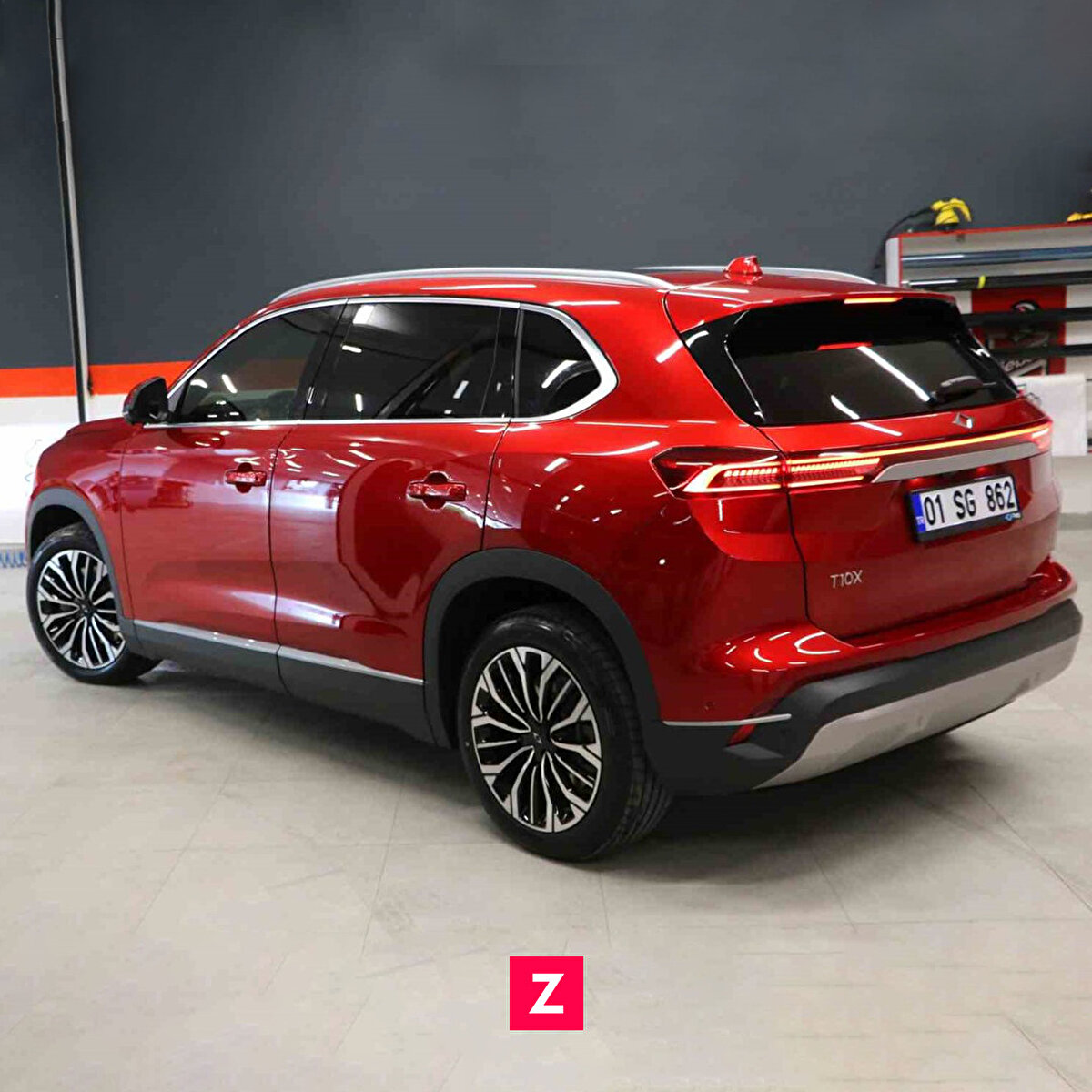 Anadolu rengi araçlarını alan Ataş ailesi, ilk iş olarak cam filmi kaplatıp kaputa da boya koruma filmi kaplattırdı.