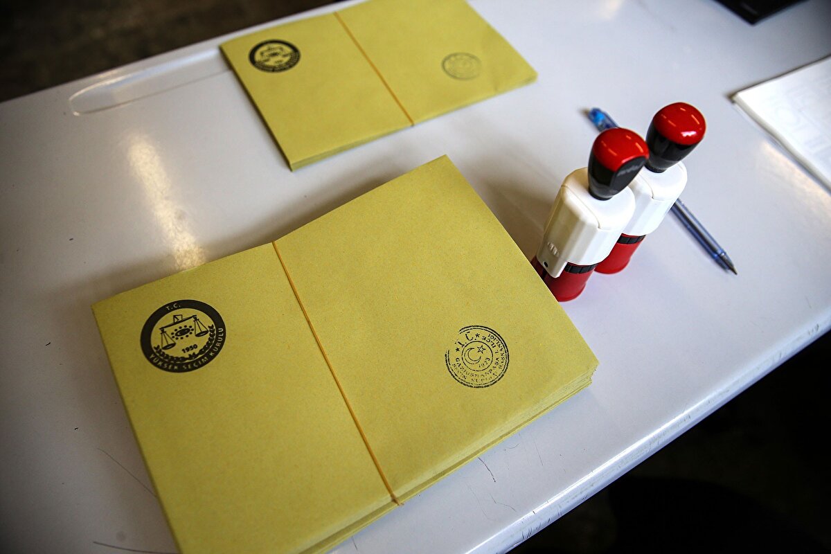 d) Seçmen Kütüğü Genel Müdürlüğünce Kurulumuzun www.ysk.gov.tr adresinde yayınlanmasına,<br><br>e) Seçim Hizmetleri Genel Müdürlüğü ile il ve ilçe seçim kurulu başkanlıklarına gönderilmesine,<br><br>f) Resmî Gazete’de yayımlanmasına, 11.03.2023 tarihinde oy birliği ile karar verildi.