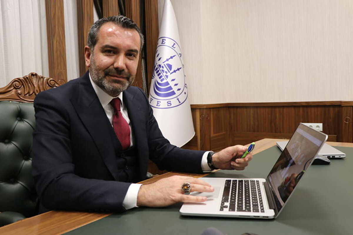 Bunun üzerine Hasan Can Kaya'ya birçok kişi tepki gösterdi.<br><br>"ŞEHRİMİZİ VE ÜNİVERSİTEMİZİ KÜÇÜMSEMEK KİMSENİN HADDİ DEĞİLDİR"<br><br>Elazığ Belediye Başkanı Şahin Şerifoğulları, "Ülkemizi uluslararası alanda temsil eden ve saygınlığı olan Fırat Üniversitemize yönelik konuşmalarından dolayı Hasan Can Kaya’yı kınıyorum. Aziz şehrimizi ve Fırat Üniversitemizi küçümsemek hiç kimsenin haddine değildir" sözleriyle Hasan Can Kaya'ya tepki gösterdi.