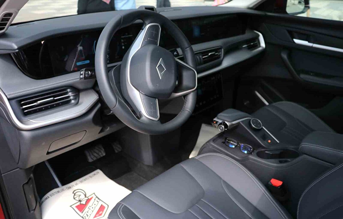 Sarıçam ilçesinde yaşayan ailenin evine akıllı araçları pazar günü teslim edildi.