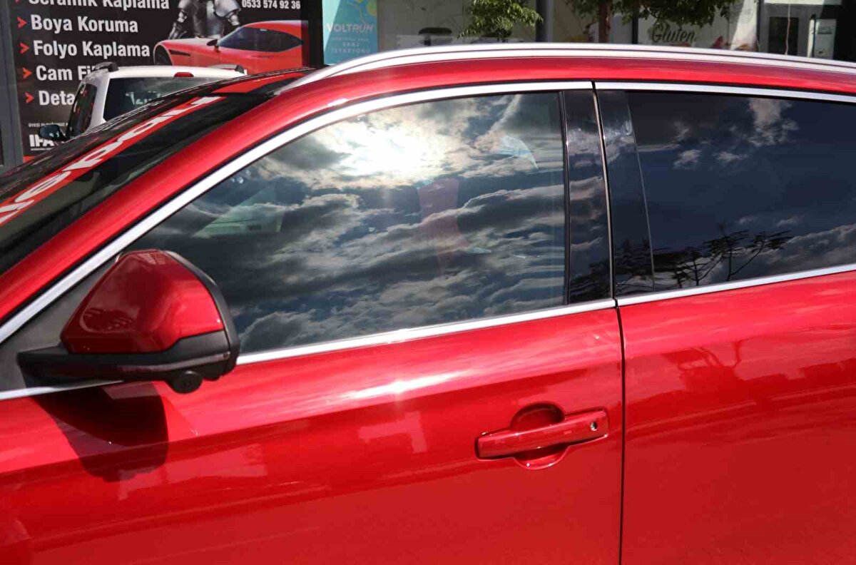 Öte yandan Sütcü, Togg T10X'u çok beğendiğini söyleyerek, "Araç çok güzel. Görünüş hatları çok güzel. Yeni çıkan bir araç olmasına rağmen standartların üzerinde bir araç" dedi.