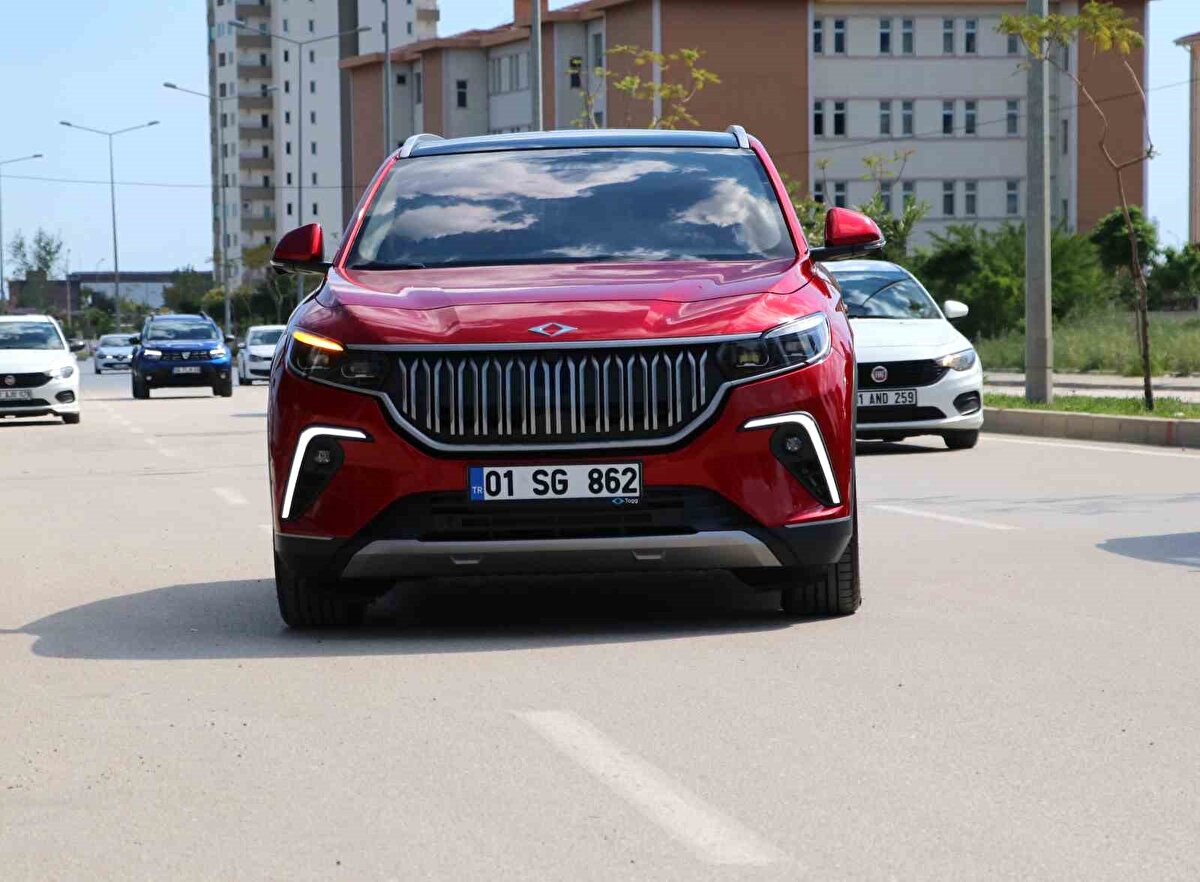 Aracın uzun süre boyasını korumak için. Adana'da ilk defa bize kısmet oldu, tabi ki mutluyuz. Ailemize Allah kazasız belasız binmeyi nasip etsin. Adana sıcak bir memleket. Camlara bu nedenle cam filmi, araçta da boya yüzeyince güneş yanıkları oluşmasın diye şeffaf folyo kaplama uyguladık" diye konuştu.