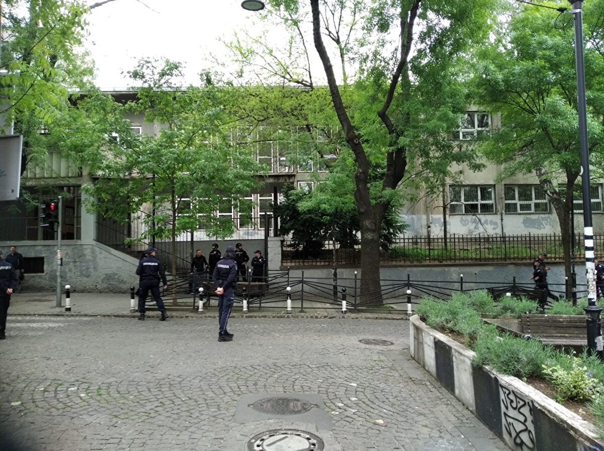 Açıklamada, saldırıyı babasına ait silahla düzenlediği düşünülen çocuğun gözaltına alındığı bildirildi.<br><br>