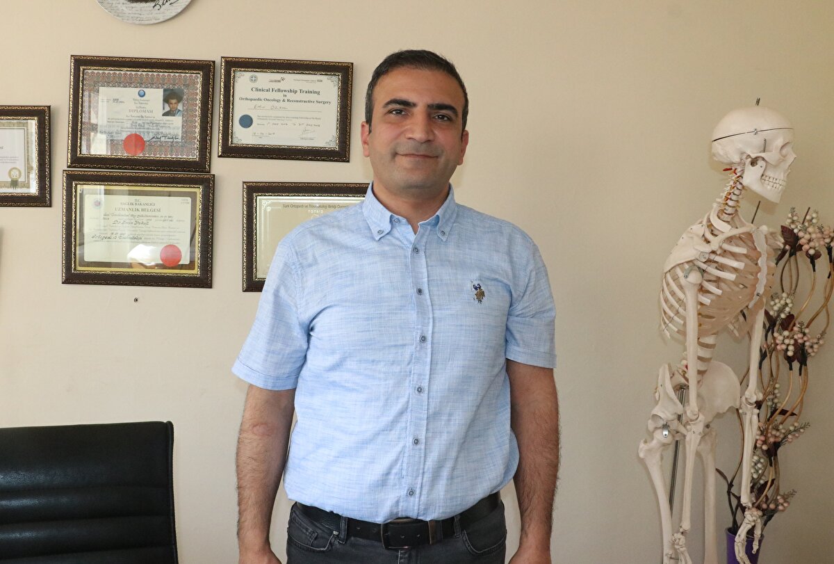 'KABIZLIK, İLERİ YAŞLARDA DİKKATE ALINMALI'<br>İleri yaşlarda uzun süreli ve ara ara görülen kabızlığın dikkate alınması gerektiğini ifade eden Prof. Dr. Özkul, şunları söyledi:<br> “Hayat boyu hepimizin başına gelebilecek kabızlık şikayeti bazen çok önemli sıkıntıların habercisi olabiliyor. Özellikle ileri yaşlarda kabızlık, çok dikkat edilmesi gereken bir konudur. Bazen bel fıtığıyla, bacağa vuran ağrı şikayetleriyle de hastalar başvurabiliyor. Sadece basit bir şurupla basit bir medikal tedavi ile geçecek bir şey gibi düşünmemek lazım. Bunun altında yatan başka bir sebep var mı, diye düşünmek gerekiyor. Bu bölgedeki kemiklerde oluşabilecek herhangi bir kitle ve bu çok az hastada görülüyor ama olduğunda da çok ciddi problemlere neden olabiliyor. Bu nedenle ileri yaşlarda bel ağrısı, kalça ağrısı kabızlık şikayeti olanların bu konuda biraz daha dikkatli olmaları gerekiyor. Daha küçük boyutlarda yakalanırsa çok az bir tedaviyle giderilebilecekken büyük boyutlara ulaştığında çok büyük sıkıntılara yol açabilecek büyük bir tümör ile karşılaşabilirsiniz. Tek tedavi yöntemi cerrahi müdahaledir." 