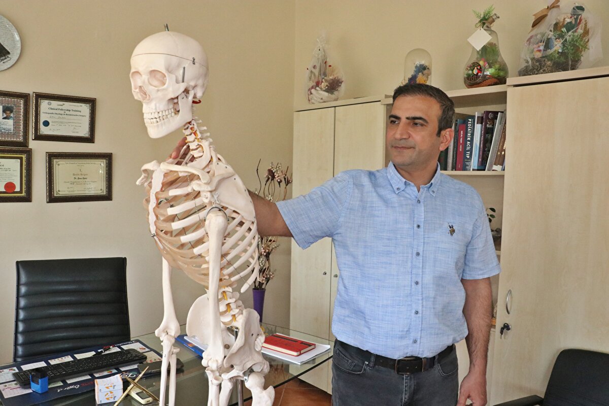 'ERKEN TANI ÇOK ÖNEMLİ'<br>Uçar'ın kuyruk sokumundaki tümörün alınmasıyla sağlık durumunun iyiye gittiğini belirten Prof. Dr. Emin Özkul, “Hastamızda 14 ayda olan, ara ara ileri boyutlara varan, günlerce dışarı çıkmasına engel olan bir kabızlık şikayeti oluyor. Hasta bu şikayetle birkaç kez doktorlara başvuruda bulunuyor. Pek bir şey saptanamıyor. Ama bize geldiğinde kuyruk sokumu dediğimiz bölgede 10 santimetrelik bir tümör tespit ettik. Bölge sinir sistemlerine çok yakın. Yaklaşık bir hafta önce hastayı ameliyat ettik, şu an durumu gayet iyi. Uzun bir ameliyat, özellikle çıkartılan bölgenin büyüklüğüne göre ameliyatın saati değişebiliyor. Bizimki yaklaşık 4,5 saat sürdü. Bu tür hastalarda eğer biraz daha büyük kitle mevcut ise 10 saate kadar süren vakalar olabiliyor. Kitle büyüdükçe geriye kalan fonksiyon bozukluğu o kadar fazla oluyor maalesef. O sebeple bu hastalarda erken tanı çok önemlidir. Bu hastaların tedavisi için birkaç kliniğin beraber çalışması gerekiyor. Genel cerrahinin, ortopedinin ve plastik cerrahinin birlikte çalışması lazım. Bölgede de ilk defa yapılan bir ameliyat oldu" dedi.