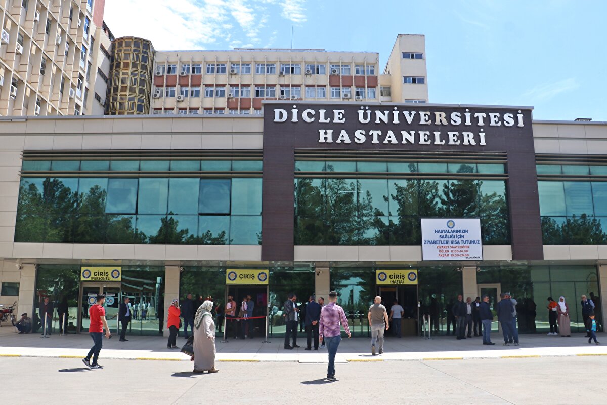 Batman'da yaşayan Abdulgaffur Uçar, 14 ay boyunca ara ara kabızlık şikayetiyle doktora başvurdu. Aldığı ilaçlara rağmen şikayeti devam eden Uçar, Diyarbakır'a gelerek Dicle Üniversitesi Tıp Fakültesi Hastanesi'nde muayene oldu. Kuyruk sokumu bölgesinde 10 santimetrelik iyi huylu tümör tespit edilen Uçar, genel cerrahi, ortopedi ve travmatoloji, plastik ve rekonstrüktif cerrahi uzmanlarından oluşan ekiple 4,5 saat süren ameliyatla sağlığına kavuştu. Dicle Üniversitesi Tıp Fakültesi Ortopedi ve Travmatoloji Anabilim Dalı Başkanı Prof. Dr. Emin Özkul, uzun süreli kabızlığın altında başka bir hastalığın yatabileceğini söyledi.