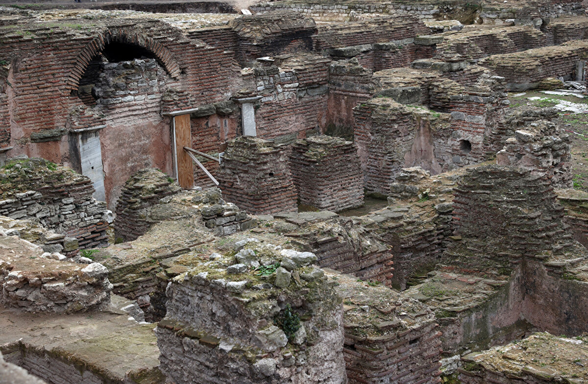 Yaklaşık 1500 yıl önce inşa edilen Doğu Roma'nın en önemli yapılarından biri olarak kabul edilen Aziz Polieuktos Kilisesi'nin kalıntıları, Saraçhane'deki arkeolojik kazılarla gün yüzüne çıkarılıyor. <br><br>