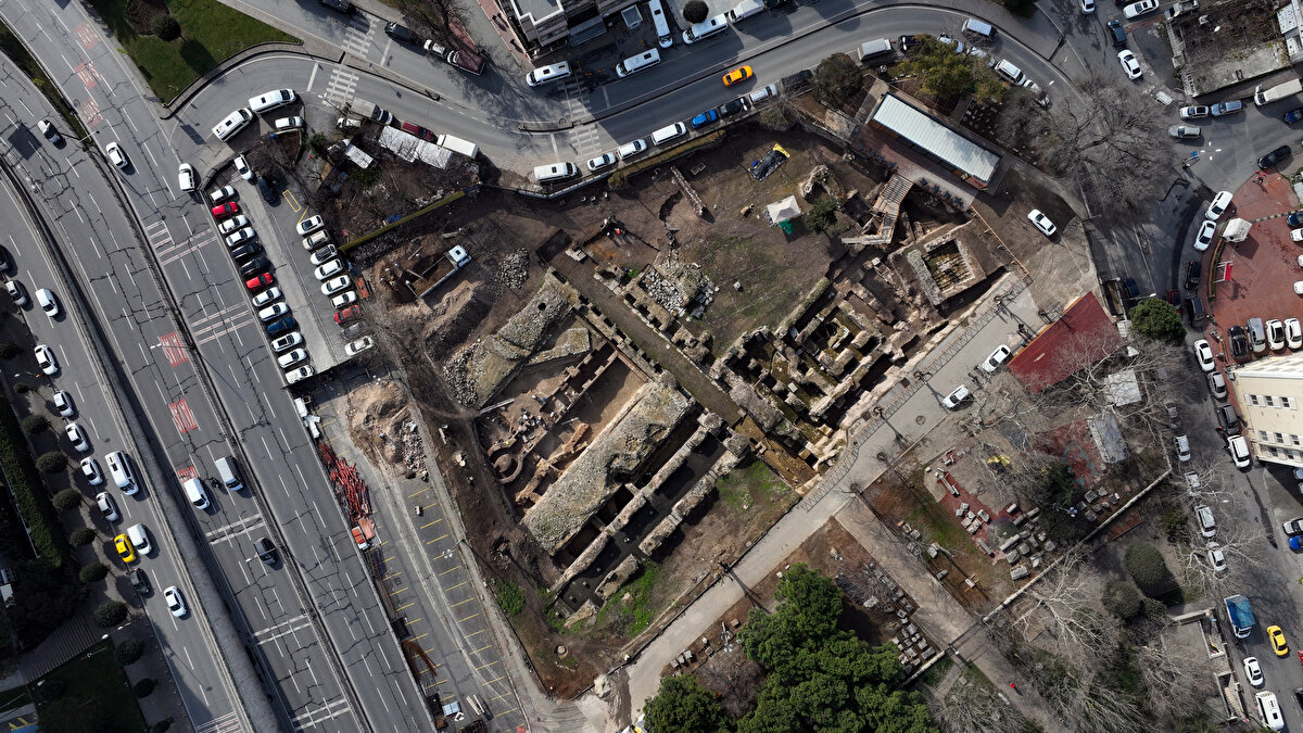 Aziz Polieuktos'un, Ayasofya-i Kebir Cami-i Şerifi'nden sonra döneminin en büyük ve önemli yapısı olduğuna çeken Asal, kilisenin Doğu Roma Prensesi Anicia Juliana tarafından yaptırıldığını belirtti. <br><br>