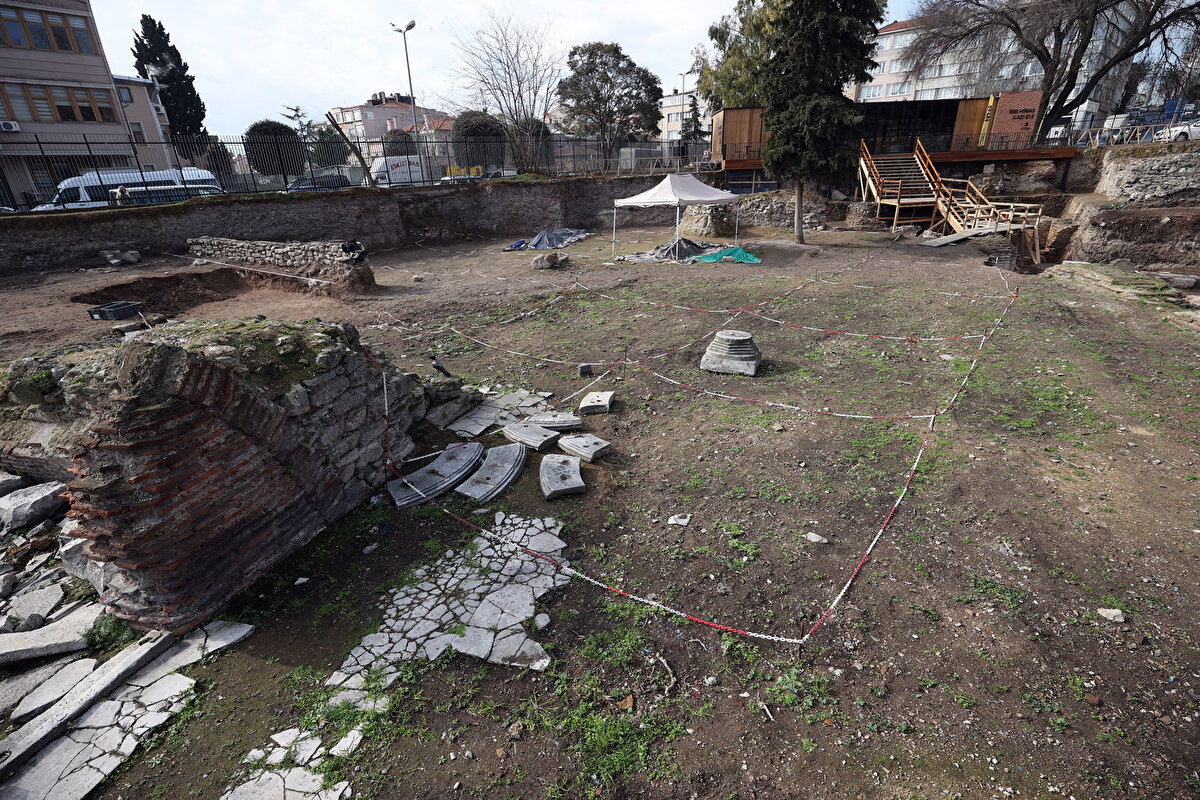 Kilisenin, prenses Anicia Juliana tarafından kendisinden sonra iktidara gelen İmparator Justinianus ve hanedan mensubu olmayan eşi Theodora'ya karşı güç gösterisi amacıyla 524-527 yıllarında yaptırıldığını aktaran Asal, kilisenin çok önemli süslemeleri ve mimari yapısı bulunduğunu dile getirdi.<br><br>