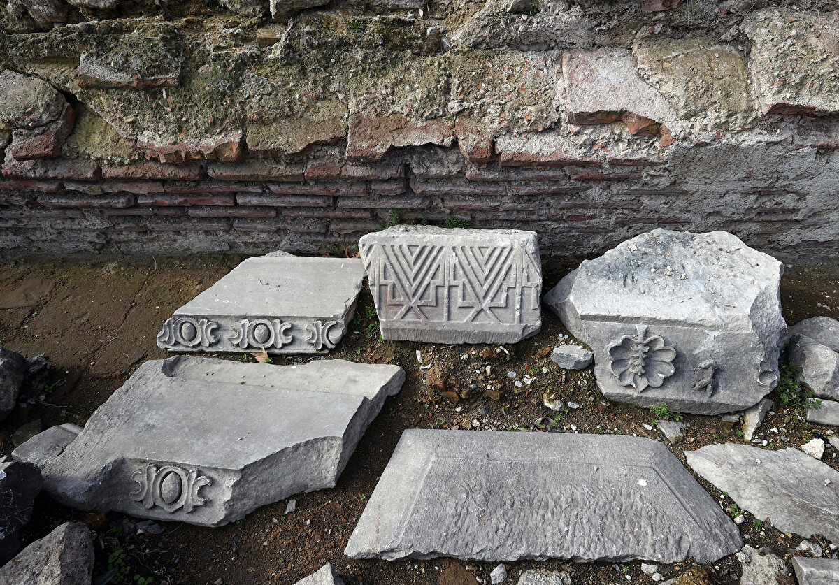 Kilisenin ilk arkeolojik kazılarının 1960-1967'de İngiliz sanat tarihçisi Prof. Dr. Martin Harrison ve arkeolog Nezih Fıratlı tarafından gerçekleştirildiğini ifade eden Asal, kilisenin gün yüzüne çıkan alanının büyük bir kısmının o dönemde ortaya çıkarıldığını aktardı. <br><br>