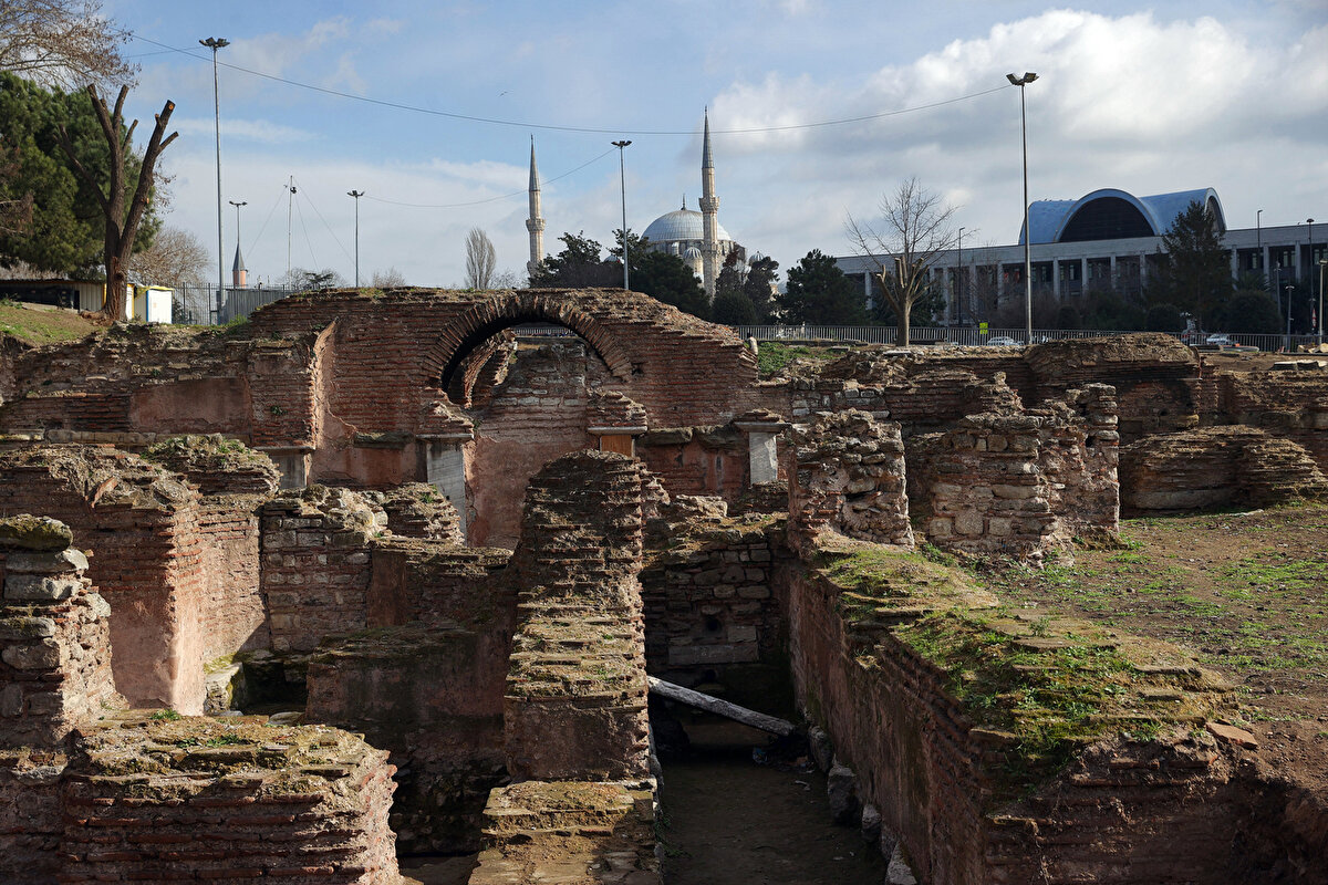 Kilisenin özellikle Latin istilası döneminde büyük yıkıma uğradığını anlatan Asal, yapının 1010 yılındaki depremden de etkilendiğinin söylendiğini, parçalarının ise buradan alınıp özellikle de Venedik'te San Marco Bazilikası'nda kullanılmak üzere sökülüp götürüldüğünü kaydetti. <br><br>