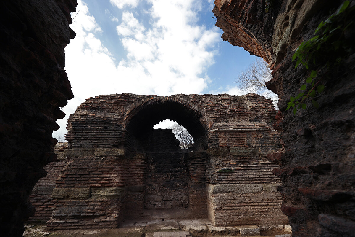 İLK ARKEOLOJİK KAZILARI 1960'LI YILLARDA YAPILDI<br><br>Asal, yapının kubbeli bazilika olarak değerlendirilebileceğini belirterek, "Kubbeli bazilika olsun ya da olmasın özellikle mimari süsleme elemanlarıyla çok kıymetli. <br><br>