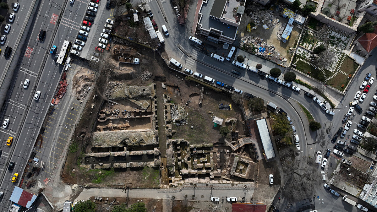 En kısa zamanda alandaki kazı çalışmalarını, daha sonra da restorasyon ve konservasyon çalışmalarını tamamlayıp İstanbulluların hizmetine sunmak istiyoruz."<br><br>