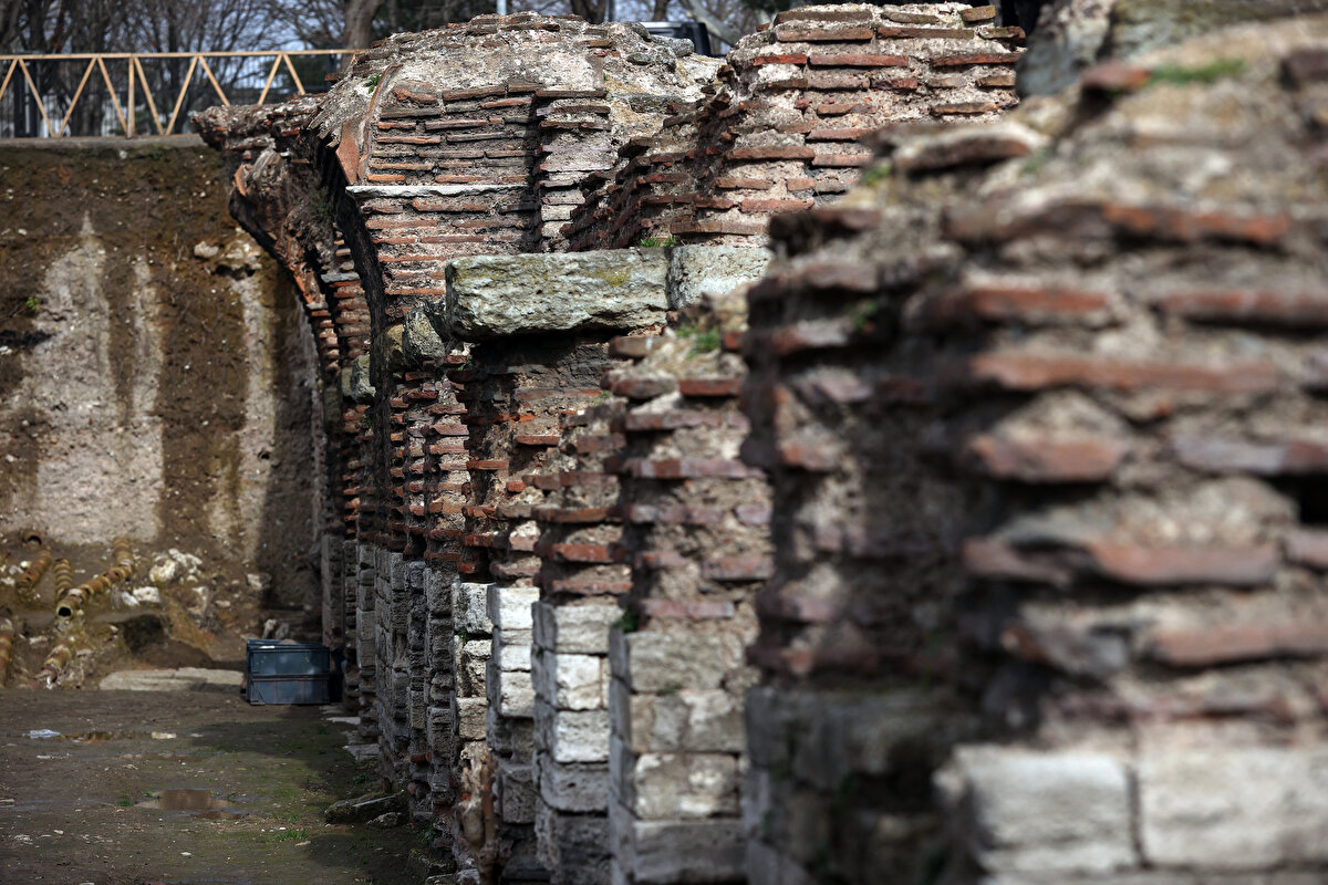 Asal, İstanbul Arkeoloji Müzeleri Müdürlüğü Başkanlığına bağlı kazı ekiplerinin geçen yıl çalışmaya başladığını vurgulayarak, şunları kaydetti:<br><br>