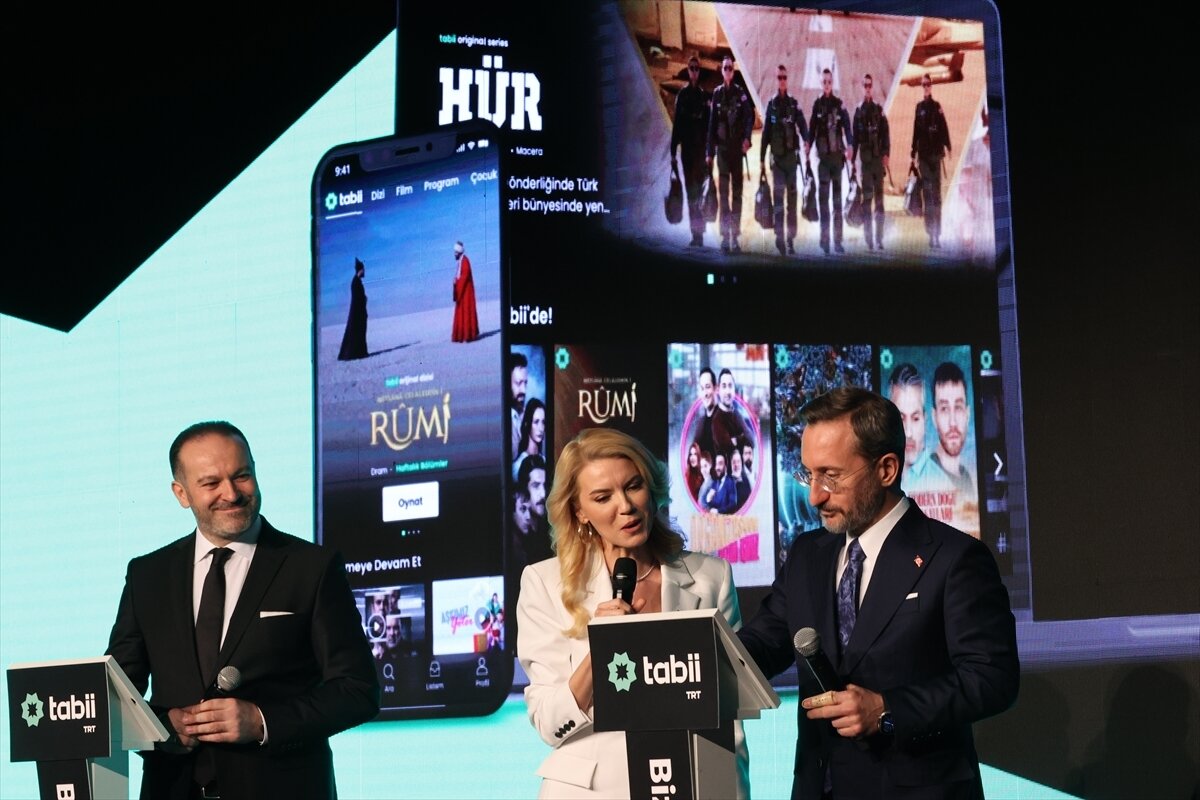 TRT'nin uluslararası dijital platformu 'tabii' 7 Mayıs’ta izleyiciyle buluşacak.<br><br>Uluslararası dijital platformu "tabii"ye "www.tabii.com" adresinden ulaşılabilecek ve ilk etapta Türkiye'deki kullanıcılara ücretsiz olacak.<br><br>TRT tabii, 30 yeni yapım ve 184 yeni bölümle açılış aşamasında en zengin orijinal içeriğe sahip platform olacak. İçerikler, Türkçe, İngilizce, İspanyolca, Urduca ve Arapça dillerinden oluşacak.