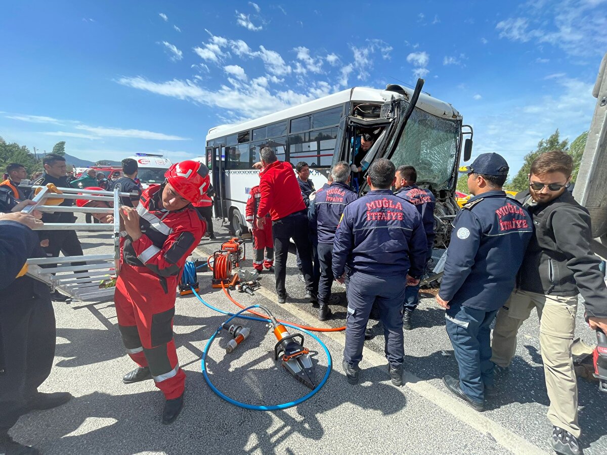 Kazada, ilk belirlemelere göre 4'ü ağır 34 kişi yaralandı.Bölgeye çok sayıda sağlık, itfaiye ve jandarma ekipleri sevk edildi.<br><br><br>