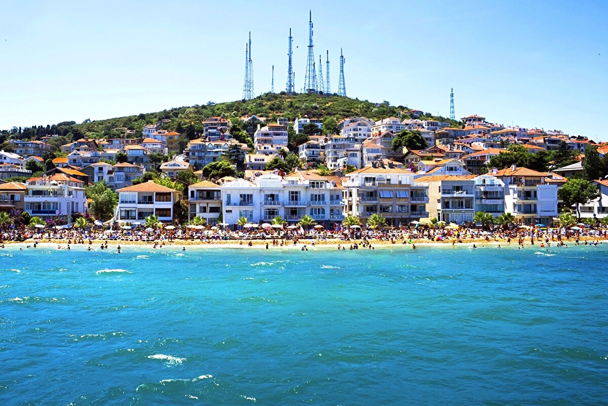 Zemin sağlam, binalar 3 katlı, İstanbul'da olduğu gibi 15 veya 20 katlı binalarla 3 katlı binaların tehlike durumu tabii ki aynı değil. Bu yüzden Adalar'dan bir kaçış yok. Deprem yüzünden ev satan da yok. Satılık evler var tabi ama deprem sebebiyle değil. Deprem sebebiyle konut fiyatları da düşmedi. Zaten depremden önce çıkmıştı. " dedi.