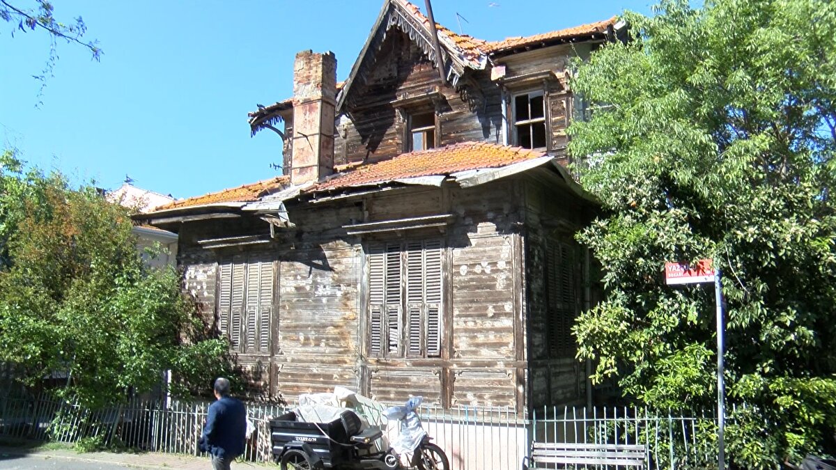 Sert, "Adalar'dan bir kaçış yok. Deprem yüzünden ev satan da yok. Satılık evler var tabi ama deprem sebebiyle değil. Deprem sebebiyle konut fiyatları da düşmedi" dedi.<br>