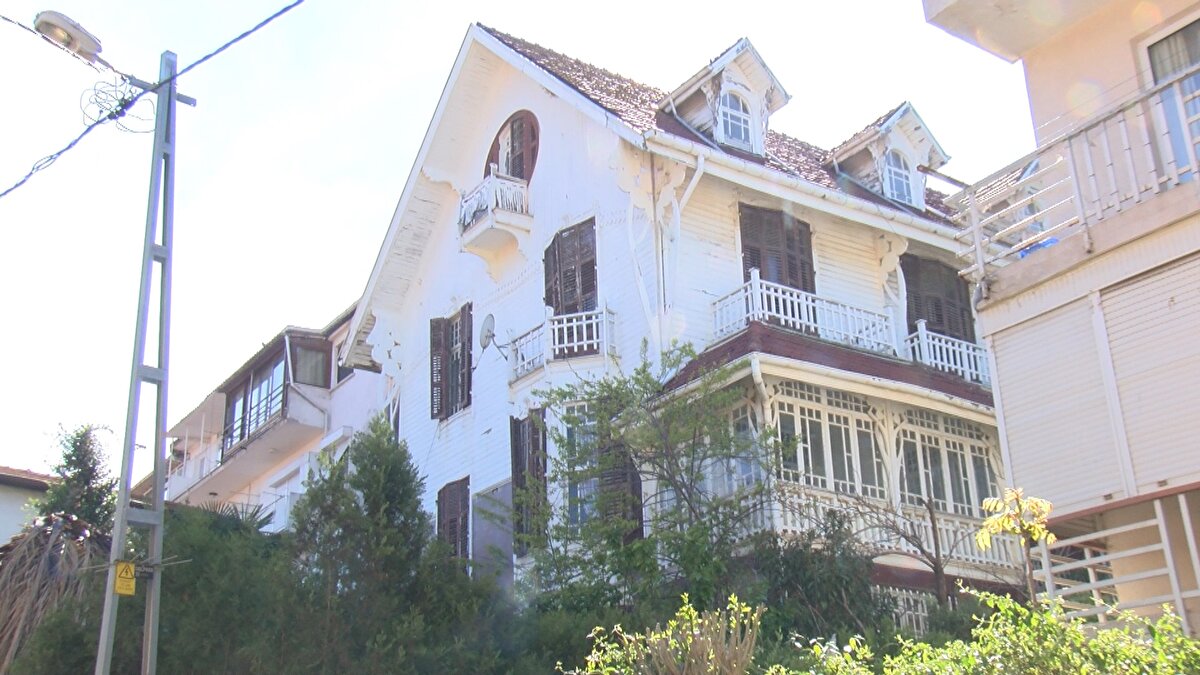 "ADALAR'IN ZEMİNİNİN ÇOK SAĞLAM OLDUĞUNU HEPİMİZ BİLİYORUZ" <br><br>Büyükada Maden Mahallesi Muhtarı Rafet Garip ise, "Adalar sit alanı olması sebebiyle ve 5000'lik ve 1000'lik planlarımızın olmaması sebebiyle vatandaşların bu konuyla ilgili müracaatlarını yapmadıklarını düşünüyorum. Yeni bir satt içerisinde bu konunun değerlendirilmesi gerektiği kanısındayım. Adalar'da inşaat yapımı tamamıyla İstanbul Büyükşehir Belediyesi'nde imar sit alanı olduğu için bu statüde değerlendirilerek yapılması gerekiyor.