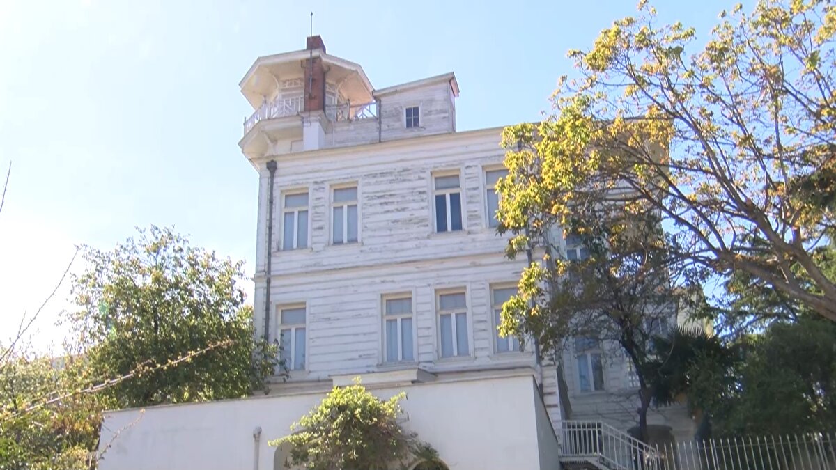 "İMAR DURUMU MÜSAİT OLSA HERKES BAŞVURUR" <br>Çevre, Şehircilik ve İklim Değişikliği Bakanı Murat Kurum'un açıkladığı "Kentsel Dönüşümde Yarısı Bizden" kampanyasına yapılan başvuru sıralamasında Adalar 4 başvuruyla en alt sırada yer aldı. Büyükada'da uzun yıllar emlakçılık yapan İsmet Sert, "Adalar'da kentsel dönüşüm olmaz. Bir kere sit alanı olduğu için imar durumu müsait değil. Onun için 4 başvuru yapılmıştır. Yoksa herkes başvurur. Çünkü binalarımızın hepsi eski yeni bina yok. 2000 yılından sonra yapılan çok az sayıda bina var. Adalar birçok yerden daha sağlam. Kaçış yok çünkü Adalar sağlam bir yer. Zaten biliyorsunuzdur depremlerden oluşmuştur Adalar.