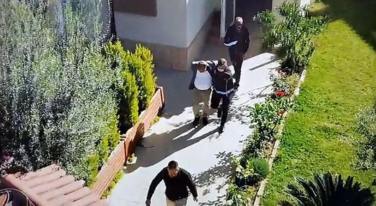 Adreslerde yapılan aramalarda ise 19 bin Euro, 15 bin dolar, 23 bilezik, 2 altın tespih, 5 altın yüzük, 13 lüks marka kol saati, 16 çeyrek altın, çeşitli ziynet eşyaları, çok sayıda senet ve makbuz ele geçirildi.