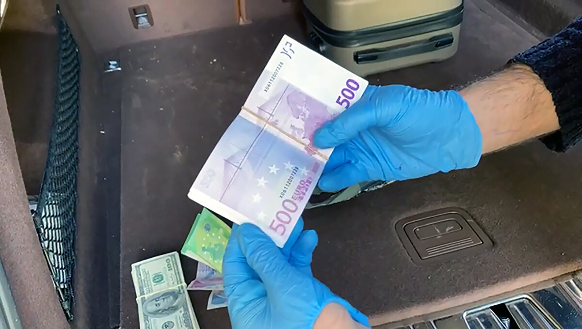 Gözaltına alınan şüphelilerin emniyetteki sorgularının sürdüğü, firari 12 kişiyi ise yakalama çalışmalarının devam ettiği belirtildi.