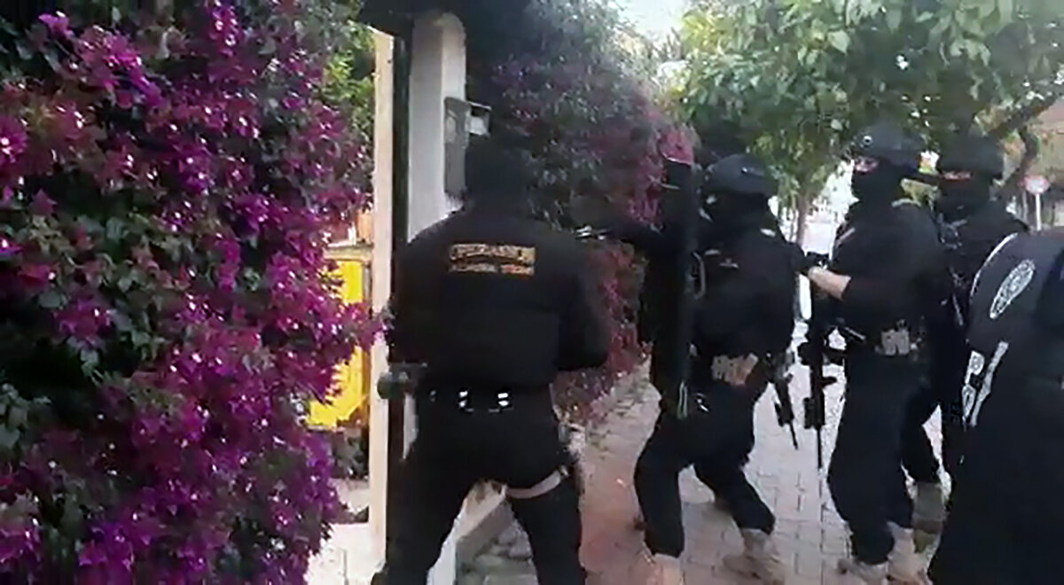 Şüphelilerin banka hesaplarındaki suçtan elde edildiği değerlendirilen 50 milyon lira ile İstanbul, Mersin ve Şırnak'ta toplam 7 daire, 763,87 metrekare arsa ve 5 araca tedbir kararı uygulandı.