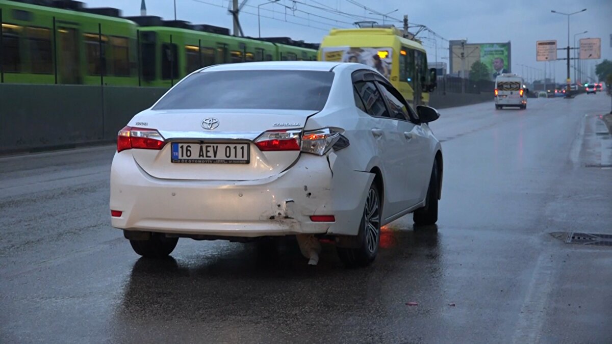 Hafif ticari araçtaki Serkan İnce olay yerinde hayatını kaybetti, yaralanan Serhat Yerlikaya ile Barış Üngör Bursa yüksek İhtisas Eğitim ve Araştırma Hastanesi'ne kaldırıldı.