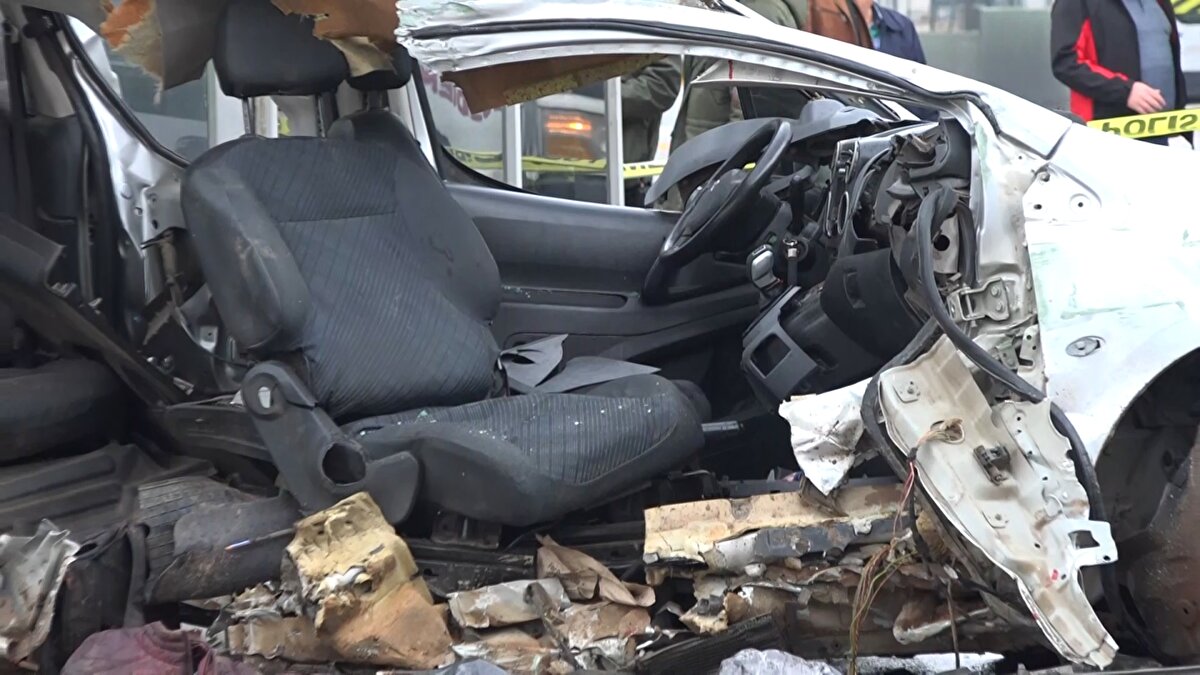 Metrelerce savrulan hafif ticari araç, önce oto yıkama servisinin kapısına ardından otobüs durağına çarparak ikiye bölündü.