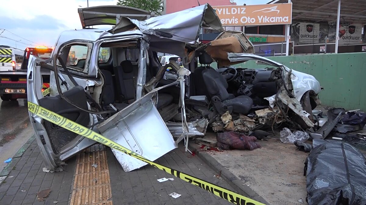 Serhat Yerlikaya idaresindeki 16 AUM 577 plakalı hafif ticari araç, yağış nedeniyle kayganlaşan yolda kontrolden çıkarak Mehmet Yağcı idaresindeki 16 AEV 011 plakalı otomobile arkadan çarptı.