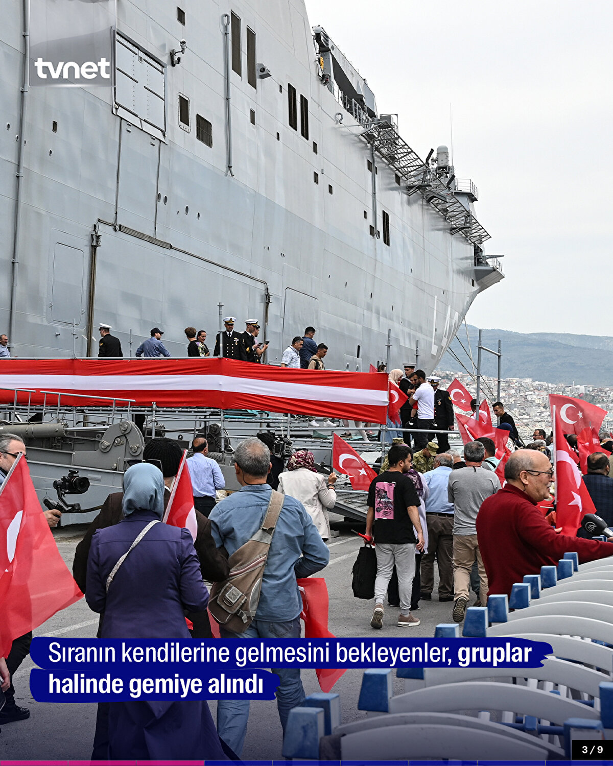 Sıranın kendilerine gelmesini bekleyenler, gruplar halinde gemiye alındı