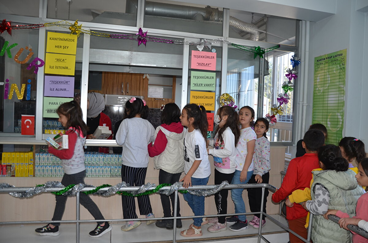 Kahramanmaraş merkezli 6 Şubat'taki depremlerin ardından eğitim öğretime ara verilen ilkokulun 24 Nisan'da yeniden açılmasıyla, öğrenciler ihtiyaçlarını kantinden karşılamaya başladı.<br><br>