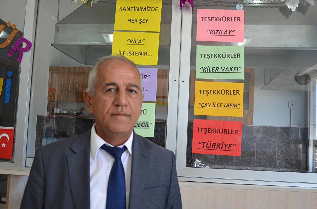 Okul idaresi, Kızılay ve Kiler Vakfının destekleriyle kantindeki ürünlerin öğrencilere ücretsiz verilmesini sağladı.<br><br>