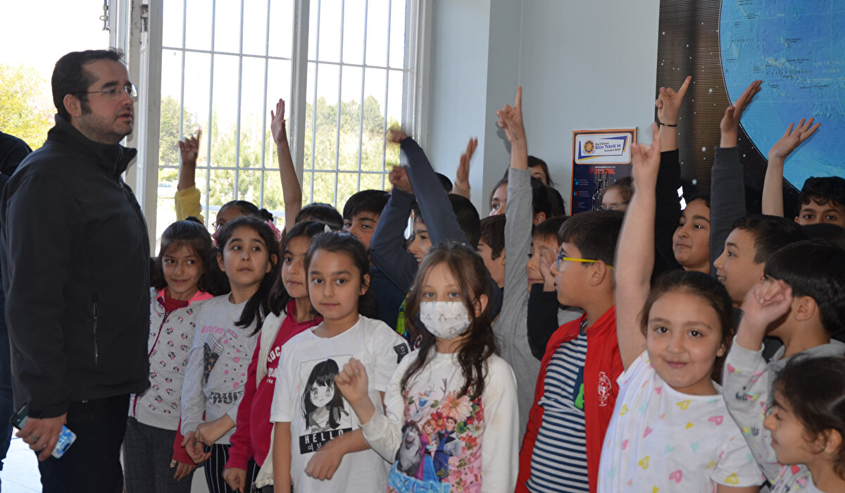 Bölgenin 6 Şubat'ta büyük bir deprem yaşadığını anımsatan Türk, şöyle konuştu:<br><br>"Deprem nedeniyle öğrencilerimizden uzun süre ayrı kaldık. Sıralarımız, bahçelerimiz boş kaldı ve çocuk sesini özledik. Öğrencilerimize ve okulumuza kavuştuğumuz için çok mutluyum. 24 Nisan'da 600 öğrencimiz ders başı yaptı. Kantinimize gelen öğrencilerimiz ablalarından, ağabeylerinden rica ediyorlar, istediklerini alıyorlar ve ödemelerini 'teşekkür' ile gerçekleştiriyorlar. Öğrencilerimize fiş olarak ise okumaları için kitap takdim ediyoruz. Bu uygulamayla öğrencilerimize erdemler kazandırdığımıza inanıyorum. Öğrencilerimizi neşeli, mutlu görmek bizleri sevindirdi. Kantinimizin faaliyetlerine destek olan herkese ayrı ayrı teşekkür ediyorum."<br><br>Türk Kızılayında psikolog olarak görev yapan Melike Taşyüz de ülkenin dört bir yanından bağışçılar tarafından gönderilen oyuncak ve atıştırmalıkları öğrencilere ulaştırdıklarını, öğrencilerin de ödemelerini "teşekkür" ve "kitap okuyarak" gerçekleştirdiklerini belirtti.<br><br>Öğrencilerden Hiranur Gökmen de kantine ödemeyi "teşekkür" ederek yaptığını söyledi.