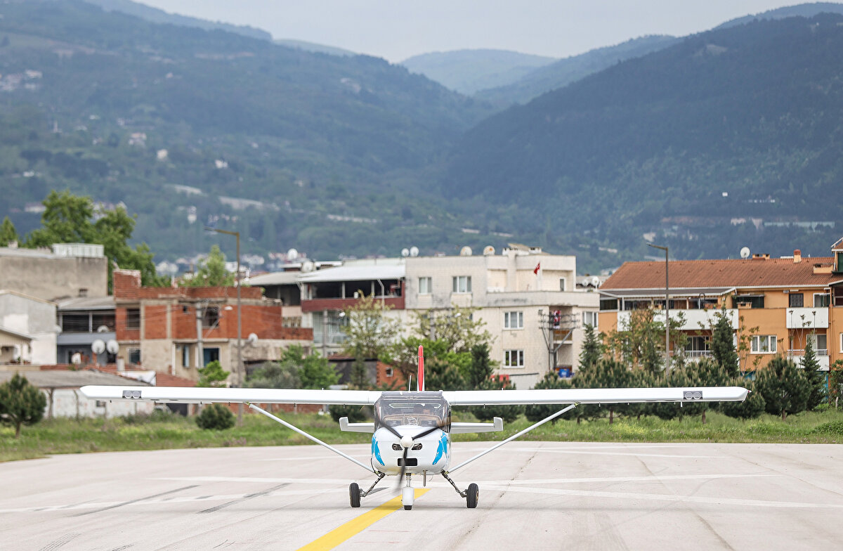 Bu alana girdikten sonra çok geride kalmak istemediklerini vurgulayan Balcı, şöyle konuştu:<br><br>"Troy T200'le beraber üst segment bir uçak oluşturmak istedik. Uçağımız 750 kilogram, VLA sınıfı bir uçak. Diğerlerine göre farklı özellikleri var. Uçağımız tamamen karbon kompozitten oluşuyor. Herhangi bir metal kullanmadık. Bunun yanında titanyum alaşımlı iniş takımlarıyla 10 tona kadar bir vurma-kalkma sıkıntı çıkarmıyor. Uçağımız tamamen elektronik sistemlerle donatılmış, Garmin dediğimiz tamamen glass kokpit sistemler kullanıyor. Her şey elektronik kontrol ediliyor. Uçağın aynı zamanda emergency (acil durum) durumlarına karşı kendi paraşüt sistemi bulunmakta. Aynı zamanda akreditasyona uygun bir şekilde motorumuz da bulunmakta."