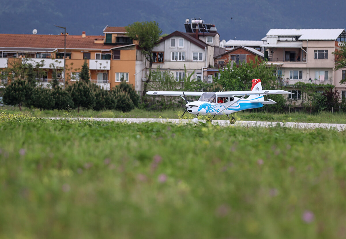 Bir teknoloji şirketi olarak farklı teknolojiler üzerinde çalışmayı ve çözümler üretmeyi amaçladıklarını anlatan Balcı, "7-8 sene önce bir uçak simülatörü yaptım. Hareketli bir uçak simülatörüydü. 4 sene önce de bir uçak yapma fikri aklıma girdi ve bu projeye başladık. Uçağımız bugün aslında 4 senenin meyvesini verdi. Motor testlerinden sonra taksi testlerine de başladı. Başarıyla sonuçlandırdık. Bundan sonraki süreç artık uçuş testlerinde. Herhangi bir sıkıntı veya problem gözükmüyor. İnşallah bunu göklerde görmeyi hedefliyoruz." dedi.<br>