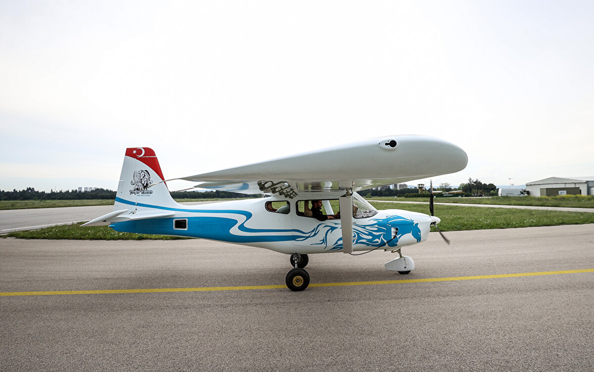 Troy T200'ün pazar potansiyeline ilişkin de bilgiler veren Balcı, şunları kaydetti:<br><br>"Bu sınıfta bir uçak almaya çalıştığınızda size minimum 1-1,5 sene sonrasına gün veriyorlar. Büyük bir pazar ve pandemiden sonra çok daha fazla büyümeye başladı, çok fazla talep var. Fabrikalar da buna yetişemiyor. Hedefimiz 2023 yılını testler ve sertifikasyonla geçirip 2024 itibarıyla seri üretime geçip satışlara başlamak.