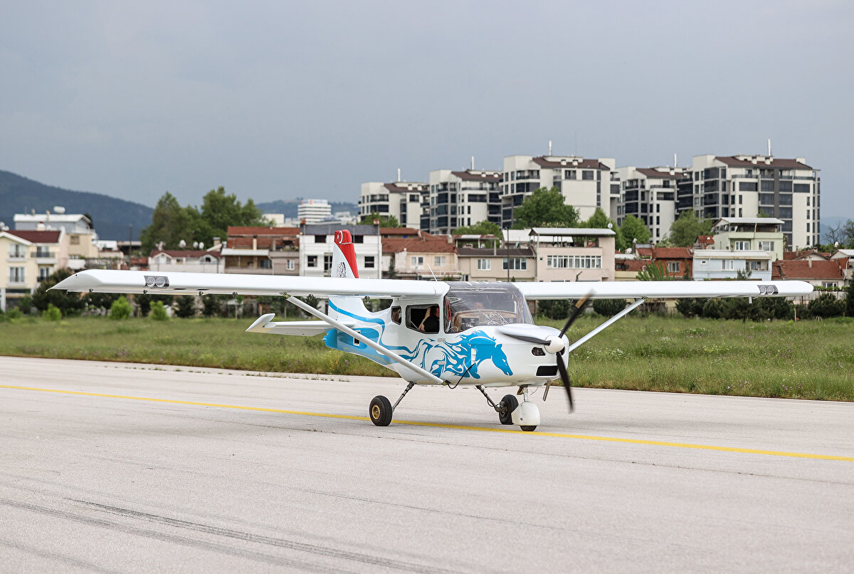 Birçok görevi yerine getirebilecek<br><br>Troy T200'ün üstlenebileceği görevlere ilişkin bilgiler veren Balcı, bunu ilk olarak eğitim uçağı olarak kurguladıklarını söyledi. Hem askeri hem sivil alanda uçuş eğitimi ihtiyacının Troy T200 ile karşılanabileceğini dile getiren Balcı, "Normalde 2 kişilik olarak çıkarıyoruz, aslında 4 kişilik bir uçak. Arka iki koltuğu da koyduktan sonra genel amaçlı olarak herkesin kullanabileceği bir uçak olacak" dedi.