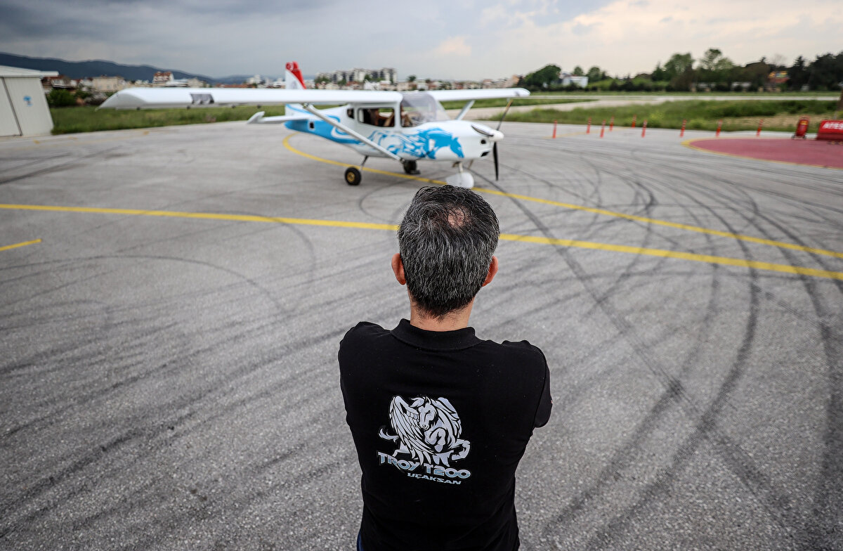 İlk etapta T200'de aslında uçak yapmayı öğrendik. Bu tecrübelerimizle, sadece iki koltuk koyarak, motoru değiştirip daha da güçlendirerek 4 kişilik bir uçağımız şu an hazır. Bunun yanında gövdeyi 80 santim daha uzatıp 6 kişiliğe büyüteceğiz. Uçağımızı ilaçlama ve yangın söndürme amaçlı da kullanılabilir hale getireceğiz."<br>