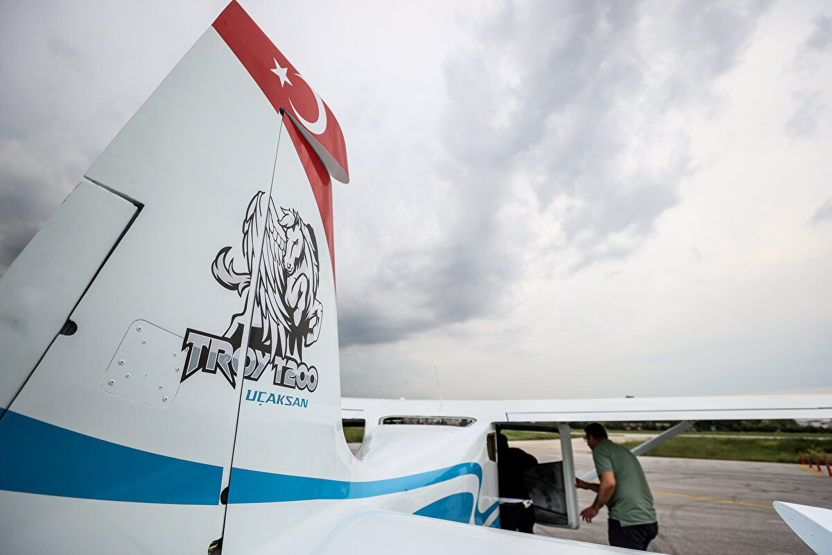 UÇAKSAN Üst Yöneticisi (CEO) Emre Balcı, testin ardından AA muhabirine yaptığı açıklamada, kendi şirketinde yazılım projeleri geliştirirken 4 yıl önce uçak projelerine başladığını söyledi.<br>