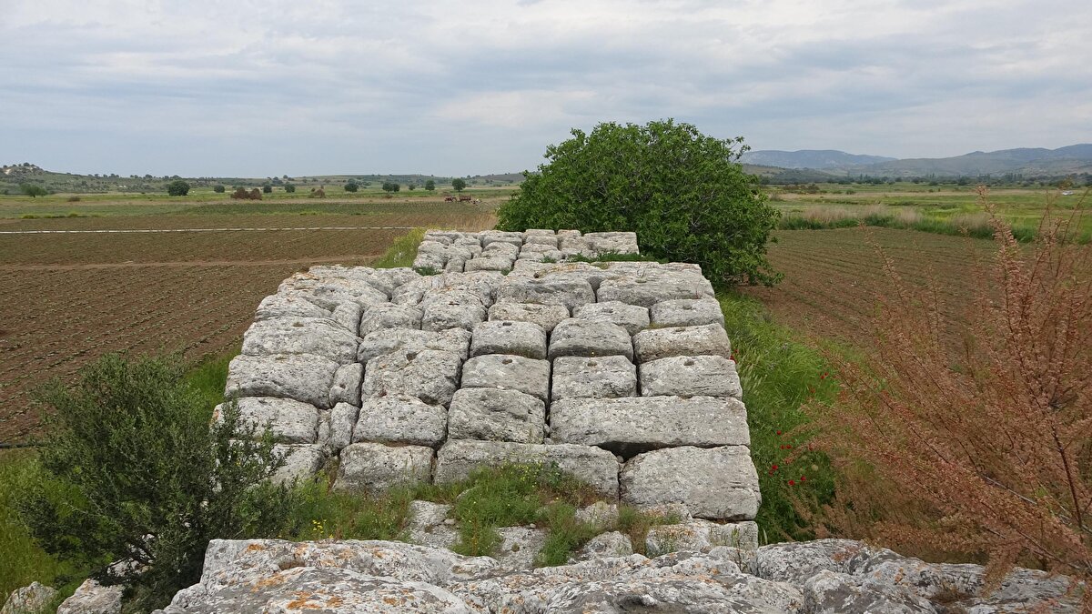 Alexandreia Troas Antik Kenti ile Smintheion kutsal alanı arasındaki Kutsal Yol'un bir parçası olan 150 metre uzunluğundaki Tuzla Roma Köprüsü'nün toprak altında kalan kısımları gün yüzüne çıkarılmayı bekliyor.
