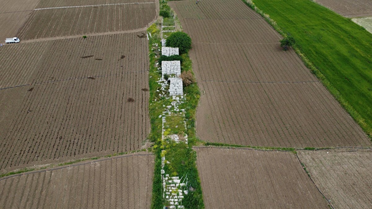 'ÖNEMLİ BİR KÜLTÜR VARLIĞIMIZI KURTARMIŞ OLURUZ'<br>Roma Köprüsü'nün Troas bölgesinde bulunmasının çok kıymetli olduğunu vurgulayan Doç. Dr. Koçyiğit, "Eğer bu köprü ve çevresinde birtakım çevre düzenlemeleri ya da kapsamlı kazı çalışmaları yapılabilirse, burası insanların ziyaret rahatlıkla ziyaret edebilecekleri ve arkeoloji- doğa meraklısı birçok kişinin uğrak yerlerinden biri olabilir.