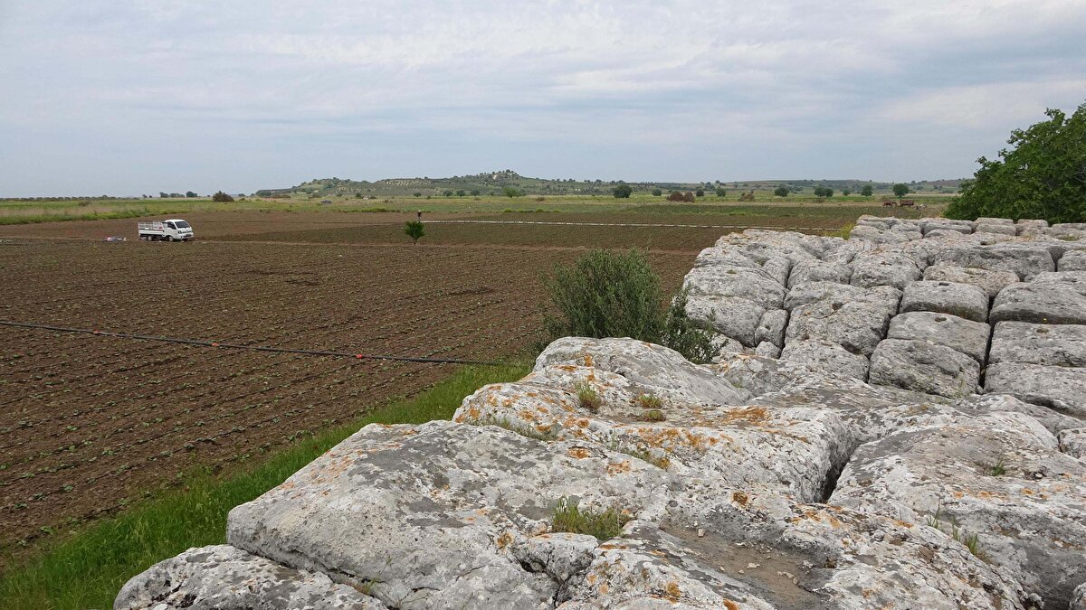 'ROMALILARIN ESERLERİNDEN BİRİ'<br><br>Tuzla Roma Köprüsü'nün, Troas bölgesinde bugüne ulaşabilen belki de tek Roma köprüsü olduğuna dikkat çeken Çanakkale Onsekiz Mart Üniversitesi Sanat Tarihi Bölümü Öğretim Üyesi Doç. Dr. Oğuz Koçyiğit, şunları söyledi: