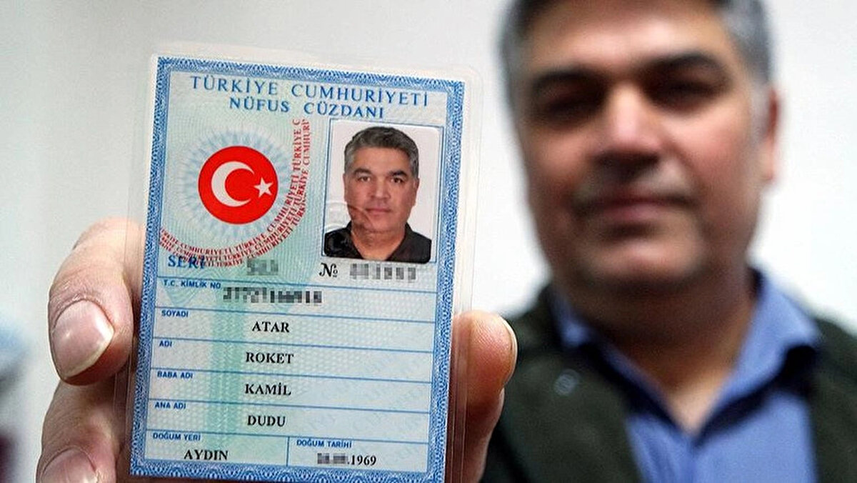 Bu ilginç isimlerin başında Roket Atar geliyor. Babasının askerdeki görevi nedeniyle kendisine Roket ismini verdiğini belirtiyor. Atar, nüfusa 28 gün geç yazdırıldığını çünkü babasının bu ismi koyup koymamak konusunda 28 gün düşündüğünü söylüyor. Atar, aile içerisinde kendisine babasının ismi olan Kamil adıyla hitap edildiğini belirterek eşinin de gerçek ismi Roket'i sonradan öğrendiğini ifade etmekte.<br><br>Sürekli olarak insanların kendisini aradığını ve isminin doğru olup olmadığını belirten Atar "Genellikle telefonda bu insanlarla karşılıklı gülüyoruz 'İnanmamıştık o yüzden aradık kusura bakmayın' deyip kapatıyorlar" diyor. Atar bir keresinde iş için Almanya'ya gitmesi gerektiğini, ancak ismi yüzünden vize alamadığını belirtiyor.<br><br>