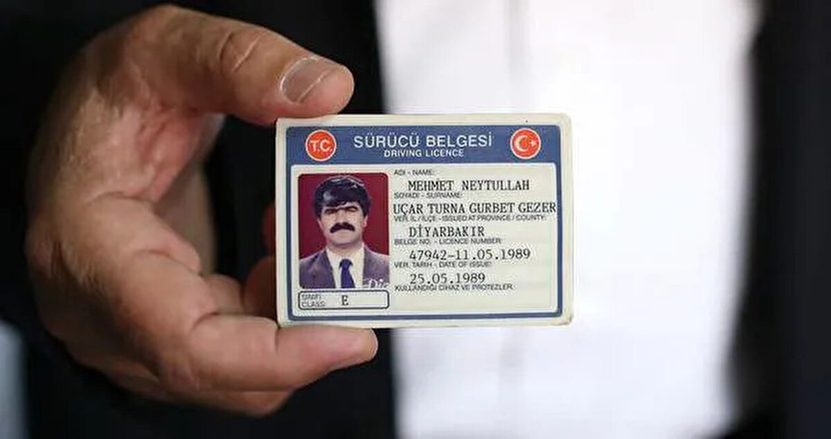 TÜRKİYE'NİN EN UZUN İSMİNE SAHİP <br>İlginç isimlerin yanında uzun isimlere sahip kişiler de dikkat çekiyor. Diyarbakırlı Mehmet Neytullah Uçarturnagurbetgezer bu kişilere örnek. Akçakaya soyadı ile dünyaya geldiğini söyleyen Uçarturnagurbetgezer, babasının soyadını bu şekilde değiştirdiğini söylüyor. Kimi zaman uzun soyadı yüzünden kendisinin ve çocuklarının sıkıntılar yaşadığını söyleyen Uçarturnagurbetgezer, yine de soyadından memnun olduğunu aktarıyor.<br><br>