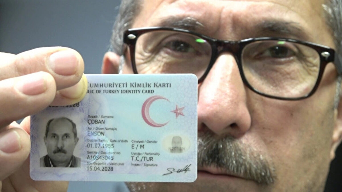 Amasya'nın Suluova ilçesinde emekli olarak yaşayan Enson Çoban, resmi işlemler sırasında genellikle isminin gerçek olduğuna inanılmadığını bu yüzden sorunlar yaşadığını söylüyor. Çoban, isminin hikayesi hakkında "Benden önce 6 kardeşim olmuş. Doğduğumda komşularımız 'bu kadar çocuk yeter, en son bu olsun' demişler" ifadelerini kullanıyor.<br><br>