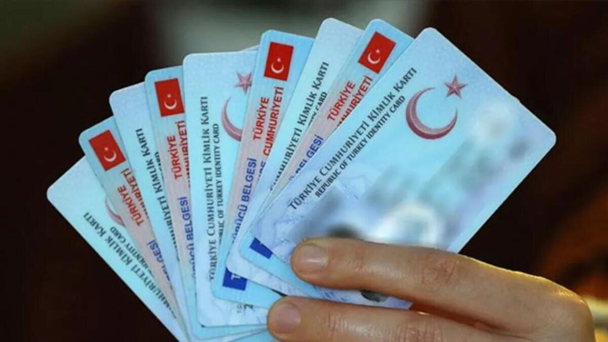 İSİM NASIL DEĞİŞTİRİLİR?<br><br>Avukat Hadi Dündar isim değiştirme davasında görevli mahkemenin Asliye Hukuk Mahkemesi olduğunu yetkili mahkeme ise, adının değiştirilmesini talep edenin yerleşim yeri mahkemesi ya da nüfusa kayıtlı olduğu yer mahkemesi olduğunu belirtiyor. Dündar "Dolayısıyla davacı davayı ikametin bulunduğu yer Asliye Hukuk Mahkemesi'nde açabileceği gibi, nüfusa kayıtlı olunan yer Asliye Hukuk Mahkemesinde de açabilir" diyor. 18 yaşından büyük kişilerin, kendisi ya da avukatı aracılığı ile başvurabileceğini söyleyen Dündar, reşit olmaya kişilerin isim değiştirme davasını, velilerinin birlikte izniyle yetkilendirdikleri avukat aracılığıyla açabileceklerini söylüyor. Dündar sözlerine şöyle devam ediyor: "Kişinin ismi onun kişisel durumu sayılır ve Medeni Kanun’un 39. maddesine göre “Mahkeme kararı olmadıkça, kişisel durum sicilinin hiçbir kaydında düzeltme yapılamaz.” Sadece bir ara e-devlet üzerinden sadece yazım yanlışları düzeltiliyordu."<br><br>Kaynak: Haber Global