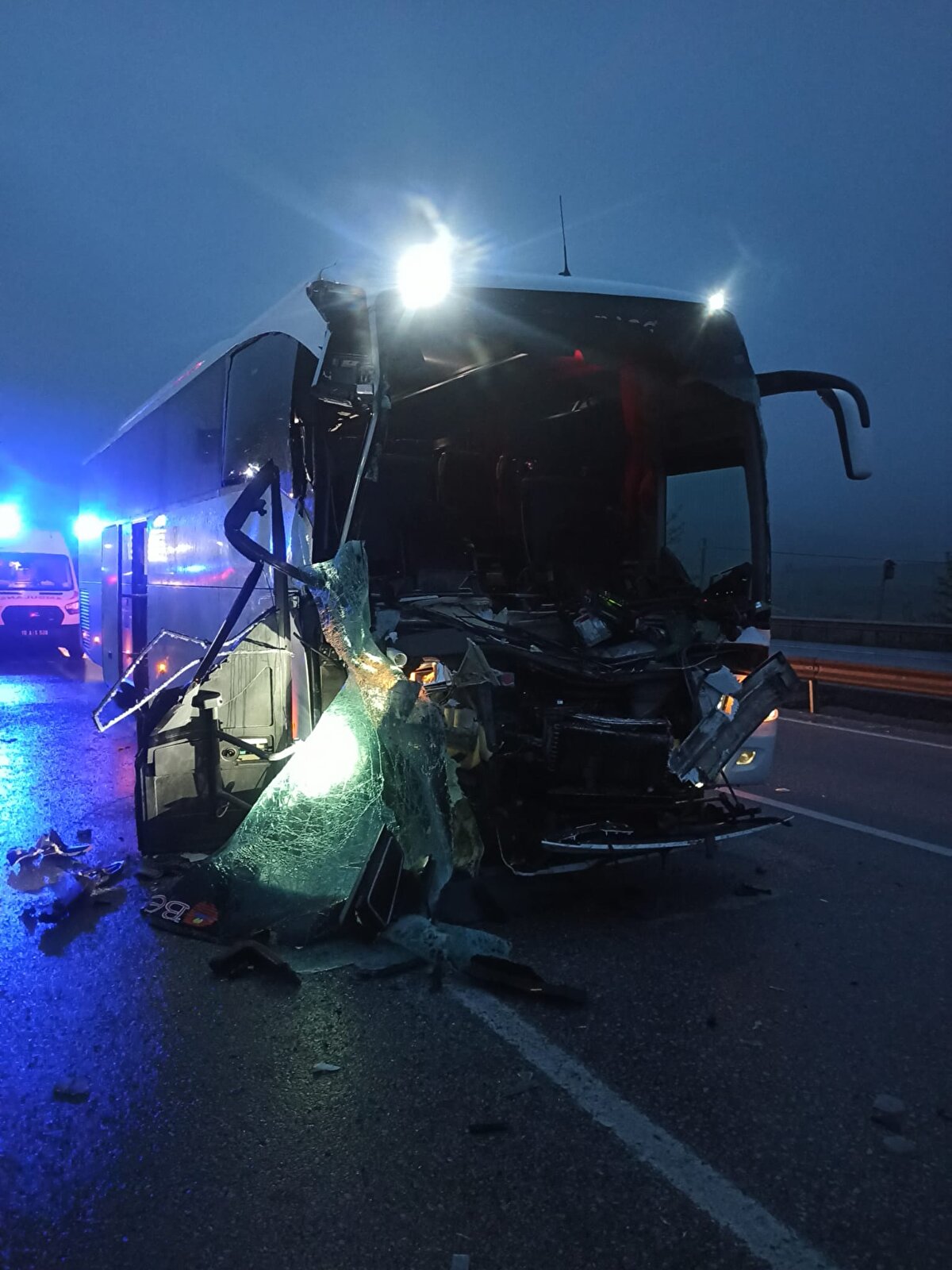 Balıkesir Valisi Hasan Şıldak da olay yerine gelerek kazaya ilişkin bilgi aldı.<br>