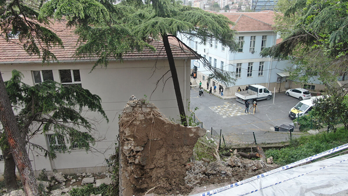 Mahalle sakinlerinin şikayeti üzerine sokakta incelemelerde bulunan yetkililer, sorunu çözeceklerini belirterek ayrıldı. Sokak sakinleri tadilat çalışmaların başlamasını beklerken, sabah saatlerinde, toprak kayması nedeniyle sokak üzerindeki istinat duvarı çöktü. Duvardan kopan parçalar yolun altındaki Beyoğlu Mustafa Kandıralı Güzel Sanatlar Lisesi'nin bahçesine yuvarlandı.