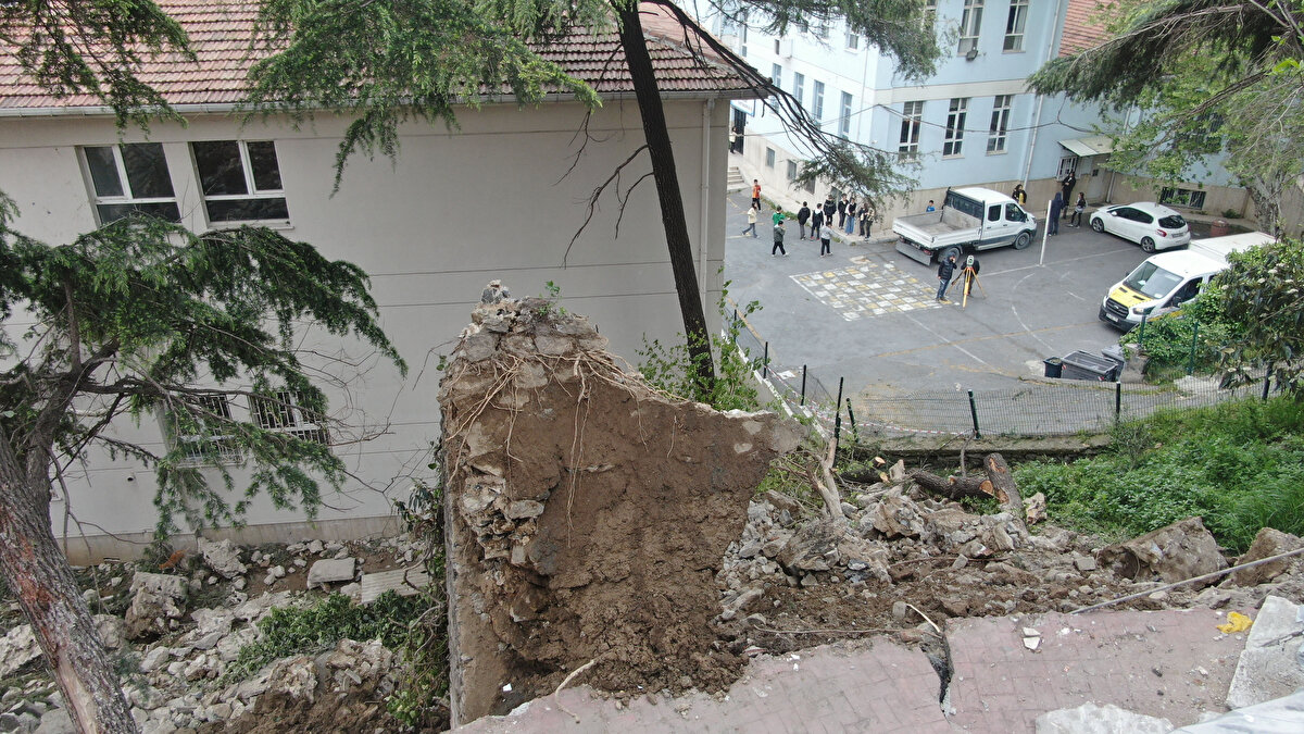 "SUYUN BİRİKMESİYLE TOPRAK KAYMASI OLDU"<br>Oturdukları bina mühürlendiği için komşusuna sığındığını belirten Havva Erçin, "Saat 10-11 gibi dışarı çıktım. Beyoğlu Belediyesinden gelen bir memur kapımı çaldı. Yolun daha önce de çatlak olup olmadığını sordu. Ben memurla konuşurken birden duvar çatırdamaya başladı. Fark edince memur bir tarafa gitti, ben de içeri kaçtım. O anda da yol çöktü. Zaten ilerisi sabahleyin de çökmüş. 2 gün önce de orası çatlamaya başlamış. Su fışkırmaya başlamış, yüksek ihtimal su alarak altında biriktirerek patlama yaptı. Oranın kanalizasyon suyu ve normal şebeke suyuyla patlak verdi. Daha önce benim de evimde tuvalet kısmında tıkanma vardı. 3 gün önce Büyükşehir Belediyesinden geldiler. Orayı kazdılar; kazdıktan sonra da kapatmadılar. Evim müstakil olduğu için altında temel yoktu ve oyuklar vardı. O kazılan boşluklarda kapanmayınca oradan da sular girmiş. Daha sonra geleceğiz dediler, orayı kapatmadılar. Benim evim şu an ondan da tehlikede. Gelen suların aşağıda birikmesiyle toprak kayması oldu" dedi.